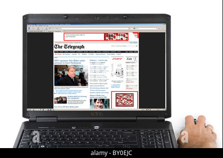 La navigazione del sito web di telegrafo su un computer portatile, REGNO UNITO Foto Stock