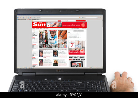 La navigazione sul sito web di Sun su un computer portatile, REGNO UNITO Foto Stock