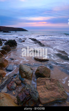 La luce del mattino si illumina alla spiaggia di Baia rocciosa, Co.Cork, Irlanda Foto Stock