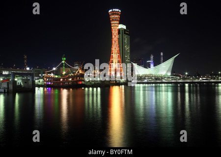 Ampia vista del porto di Kobe di notte, Kobe, provincia di Kansai, Giappone. Foto Stock