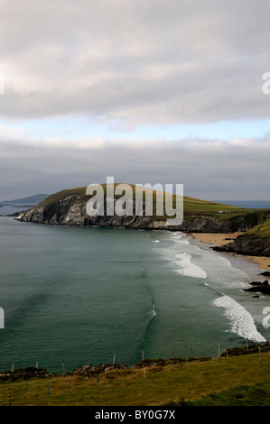 Vista dell'oceano e slea testa lungo la costa frastagliata verso Dunquin sulla penisola di Dingle Contea di Kerry Irlanda Foto Stock