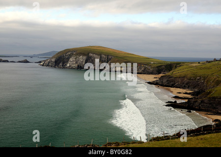 Vista dell'oceano e slea testa lungo la costa frastagliata verso Dunquin sulla penisola di Dingle Contea di Kerry Irlanda Foto Stock