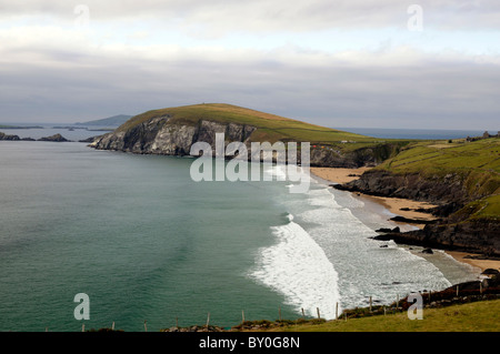 Vista dell'oceano e slea testa lungo la costa frastagliata verso Dunquin sulla penisola di Dingle Contea di Kerry Irlanda Foto Stock