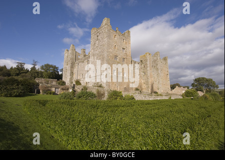 Impressionante storico castello medievale con alte torri nella bella campagna Wensleydale sotto il cielo blu - Bolton Castle, North Yorkshire, Inghilterra, Regno Unito. Foto Stock
