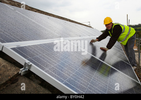 Solare fotovoltaico installazione sul tetto Foto Stock