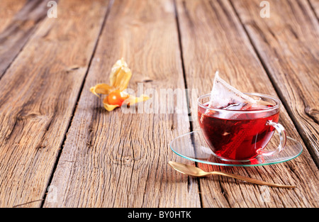 Il tè di frutta in una coppa di vetro Foto Stock