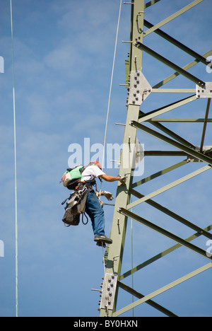 Lavoratore salire un pilone dell Austria, Europa Foto Stock