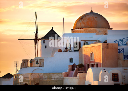 Oia ( Ia ) Santorini - Mulini a vento e la città al tramonto, greco isole Cicladi - foto, foto e immagini Foto Stock