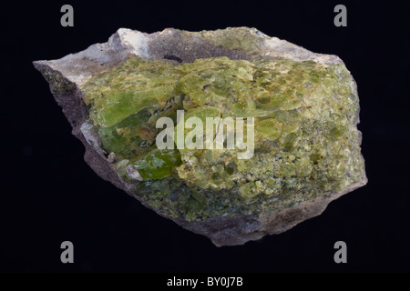 "Olivina - PERIDOTO - Fosterite - magnesio silicato di ferro - Arizona - San Carlos Apache Prenotazione - un minerale di magnesio Foto Stock