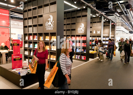 Francoforte, Germania - 8 ottobre 2010: i visitatori alla fiera del libro di Francoforte. Foto Stock