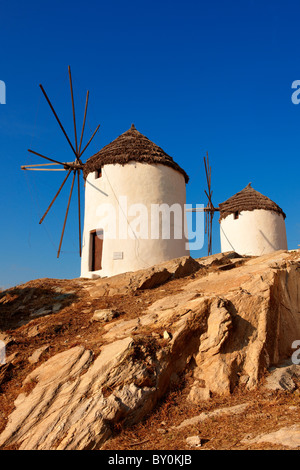 I mulini a vento affacciato sulla città di Chora. Ios Isole Cylcades, Grecia. Foto Stock