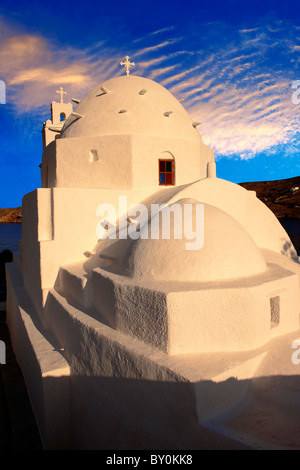 La chiesa bizantina di Agia Irene sul porto di Ormos, Ios Cicladi, Grecia Foto Stock