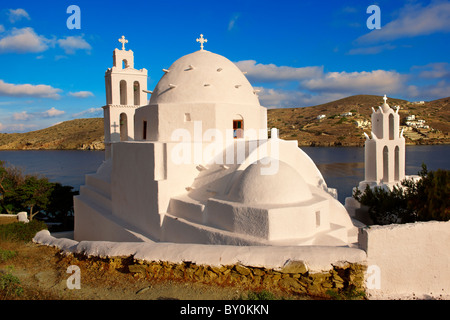 La chiesa bizantina di Agia Irene sul porto di Ormos, Ios Cicladi, Grecia Foto Stock