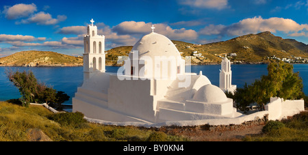 La chiesa bizantina di Agia Irene sul porto di Ormos, Ios Cicladi, Grecia Foto Stock