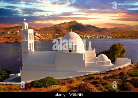 La chiesa bizantina di Agia Irene sul porto di Ormos, Ios Cicladi, Grecia Foto Stock