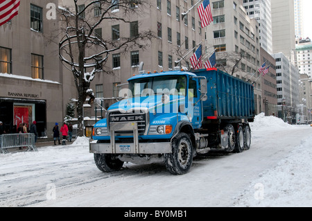 Tempesta di neve, Dicembre 26, 2010, New York City, la Fifth Avenue, 59th Street prossimità, Manhattan Foto Stock