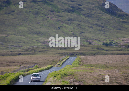 Turistico a Kylemore Pass da dodici Bens montagne, Connemara, nella contea di Galway, Irlanda Foto Stock