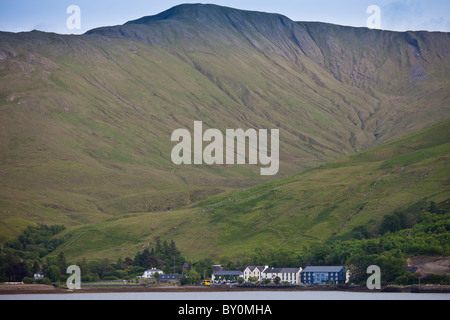 Villaggio di Leenane, Killary Harbour e Mweelrea montagna in Connemara, nella contea di Galway, Irlanda Foto Stock