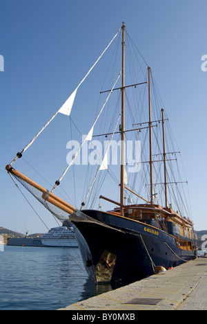 Mega Yacht Ms Galileo ormeggiata nel porto principale di Ermoupolis e capitale Syros, Syros Island, Cicladi Grecia. Foto Stock