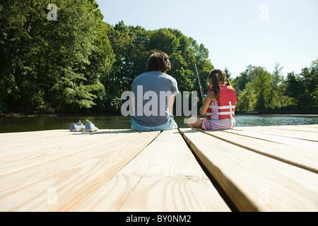 Padre e figlia pesca dal molo Foto Stock