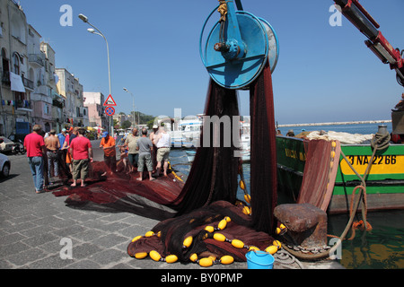 Pescatori locali e reti da pesca sull'isola di Procida, Campania, regione Italia Foto Stock