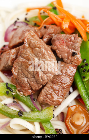 Di carne con verdure e tagliatelle Foto Stock