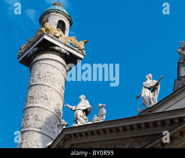 Karlskirche. La colonna sul lato sinistro della chiesa raffiguranti scene della vita di san Carlo Borromeo. Vienna. Austria. Foto Stock