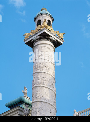 Karlskirche. La colonna sul lato sinistro della chiesa raffiguranti scene della vita di san Carlo Borromeo. Vienna. Austria. Foto Stock