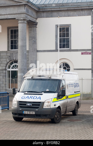 Città di Limerick Casa Corte con una polizia di Garda van parcheggiato all'esterno. Repubblica di Irlanda. Foto Stock