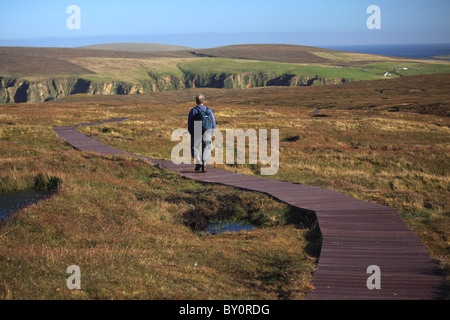 Plastica riciclata graticcio sentiero alla lotta contro l erosione del suolo da walkers sulla Riserva Naturale Nazionale a Hermaness, Unst Foto Stock