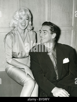 DIANA DORS (1931-1984) inglese attrice cinematografica con noi attore Victor Mature Foto Stock