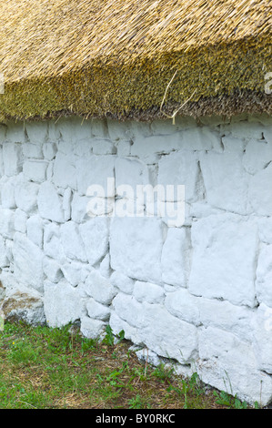 Ricoprendo di paglia a casa di Patrick Pearse, irlandese leader ribelle, ora un monumento nazionale in Connemara, nella contea di Galway, Irlanda Foto Stock