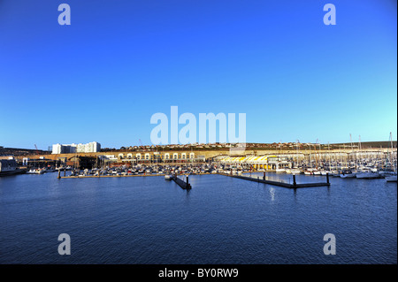 Barche ormeggiate in Brighton Marina come il sole comincia a impostare Foto Stock