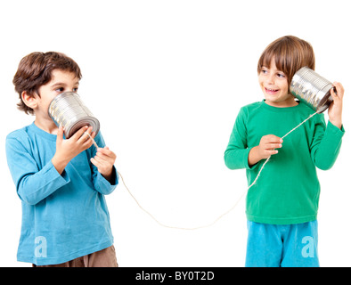 Due ragazzi a parlare su un barattolo di latta telefono isolato su bianco Foto Stock