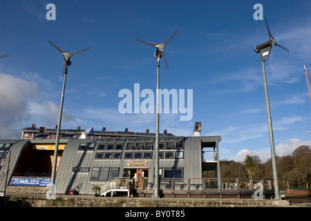 Le turbine eoliche all'eco friendly Giubileo Wharf, Penryn, Cornwall. Foto Stock