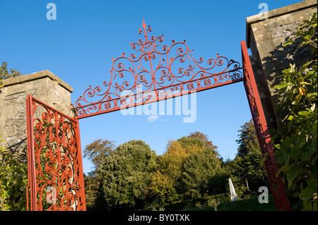 Red intricato ferro battuto cancello di ingresso al Castello di Arundel giardini "collettore earl's garden', eretta 1937, west sussex, Regno Unito Foto Stock