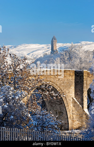 Il Wallace Monument e Stirling Bridge, città di Stirling, Scozia, Regno Unito. In inverno. Foto Stock