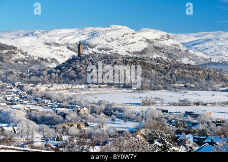 Paesaggio urbano di Stirling in inverno. Vista verso la Wallace Monument e Dumyat, Stirling, Scozia, Regno Unito. Foto Stock