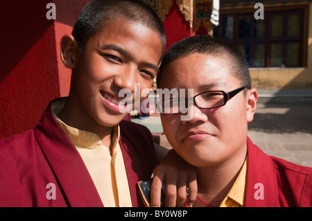 I giovani monaci Tibetan-Sherpa ponendo in un monastero a Bodhnath Kathmandu in Nepal Foto Stock