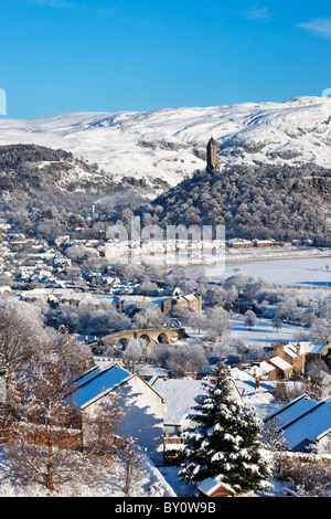 Paesaggio urbano di Stirling in inverno. Vista verso la Wallace Monument e Dumyat, Stirling, Scozia, Regno Unito. Foto Stock