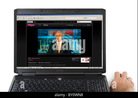 Guardare il telegiornale serale attraverso la BBC iPlayer su un computer portatile, REGNO UNITO Foto Stock