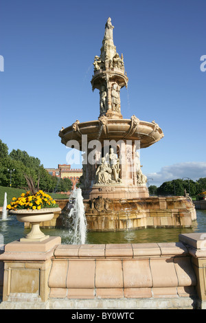 Città di Glasgow, Scozia. L'Arthur Pearce progettato Doulton Fontana. Foto Stock