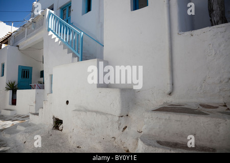 Pareti dipinte di bianco della casa residenziale nella città di Mykonos. Foto Stock