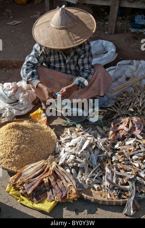 MYANMAR/Birmania. Abitante la vendita di pesce secco in un mercato di Mandalay Foto Stock