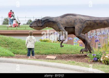 Dinosauro al di fuori del Museo del Jurasico, Colunga, Asturias, Spagna Foto Stock