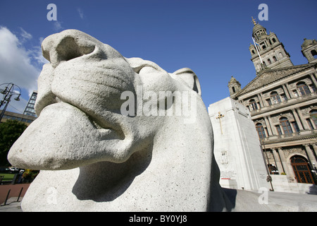 Città di Glasgow, Scozia. Ampio angolo di vista ravvicinata della Ernest Gillick scolpito il monumento del leone a Glasgow's George Square. Foto Stock