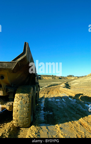 Dumper su un sito in costruzione. Foto Stock