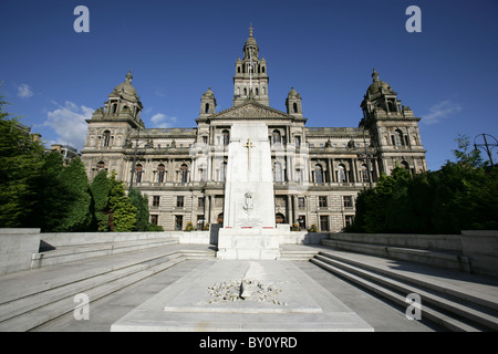 Città di Glasgow, Scozia. George Square e il Cenotafio con la City Chambers in background. Foto Stock