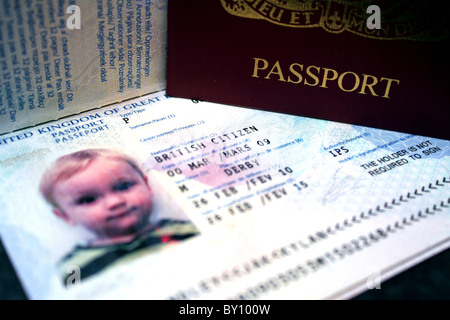 Un REGNO UNITO British childs toddlers nuovo passaporto scheggiate e pronto da utilizzare per i viaggi e la prova di identificazione Foto Stock