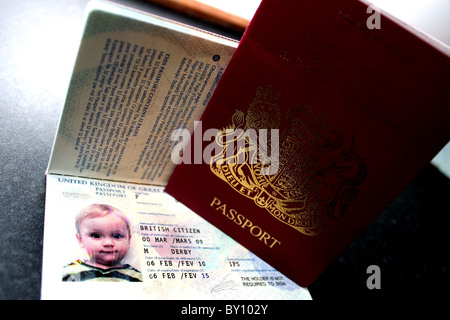 Un REGNO UNITO British childs toddlers nuovo passaporto scheggiate e pronto da utilizzare per i viaggi e la prova di identificazione Foto Stock